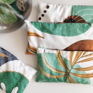 Kolorowe woreczki na białym tle.