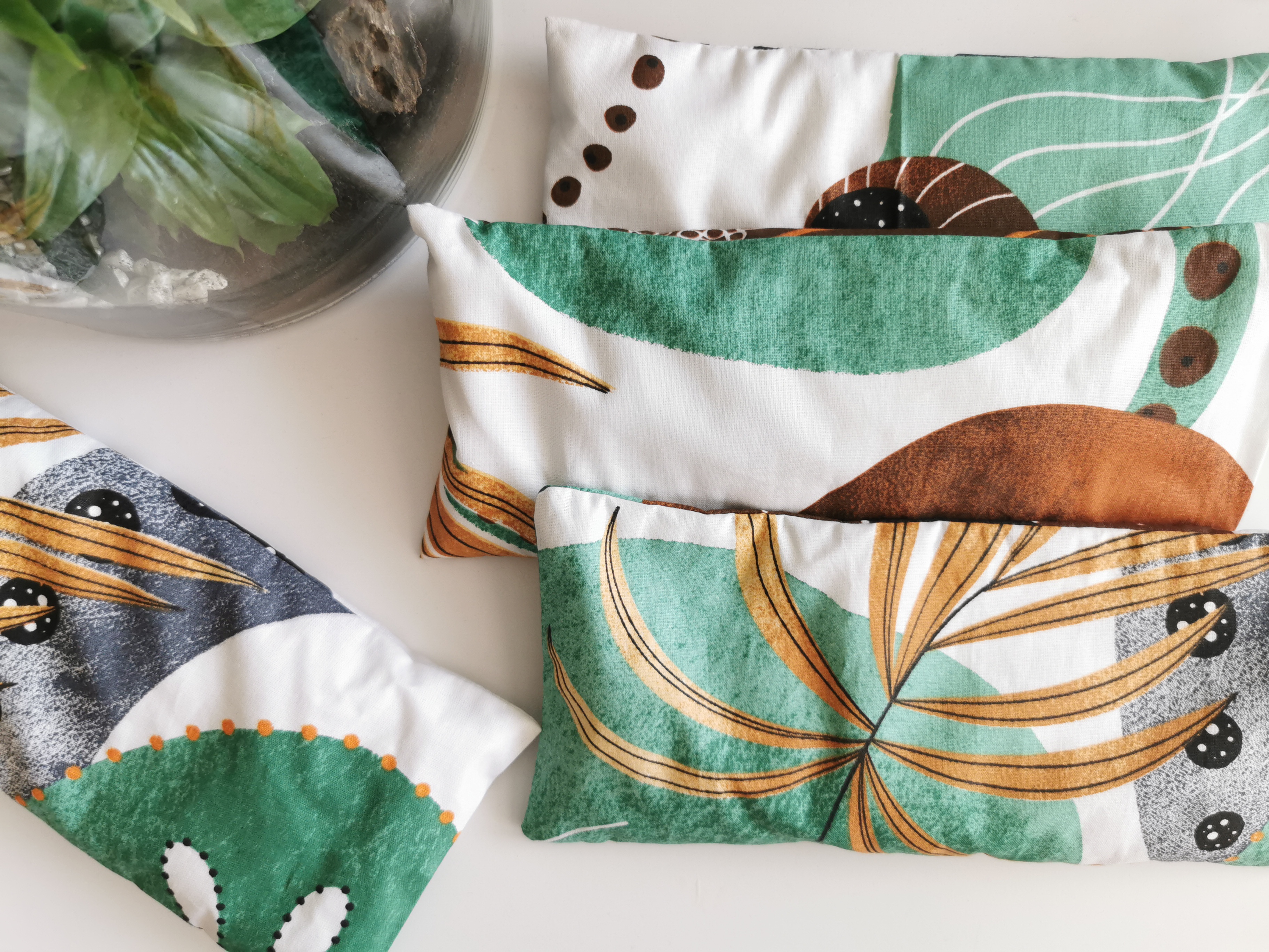 Kolorowe woreczki na białym tle.